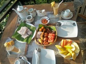 Rivinu Holiday Resort في إيلا: طاولة مليئة بأطباق الطعام على طاولة