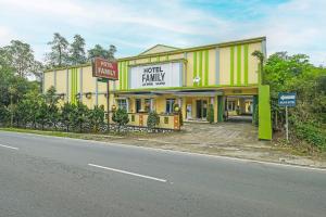un edificio sul lato di una strada di OYO 92485 Hotel Family a Salatiga