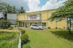 un hôtel mima avec une voiture garée devant. dans l'établissement OYO 92483 Hotel Kirana, à Port Elgin