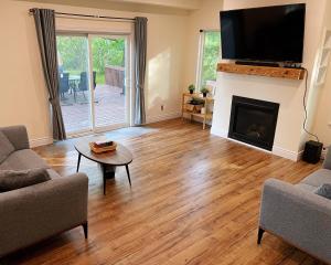 Gallery image of Lakeview Cottage with Private Swimming Pool in Bobcaygeon