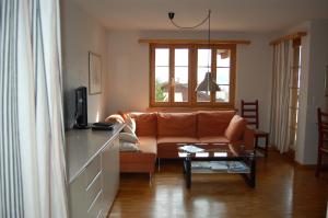 ein Wohnzimmer mit einem Sofa und einem Tisch in der Unterkunft Londadusa in Sedrun