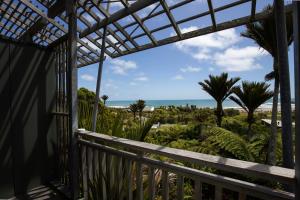 uma vista para a praia a partir de uma varanda da casa em Scenic Hotel Punakaiki em Punakaiki