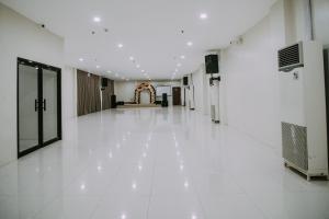 un pasillo vacío con suelo de baldosa blanca en DLT Suites Boutique Hotel, en Minglanilla