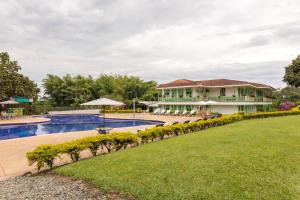 eine Villa mit einem Pool und einem Resort in der Unterkunft Hotel Eden Parque del Cafe in Montenegro