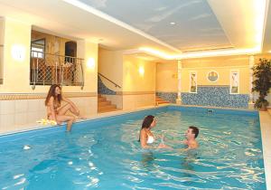 a group of people in a swimming pool at Ferienhotel Hubertus in Bodenmais