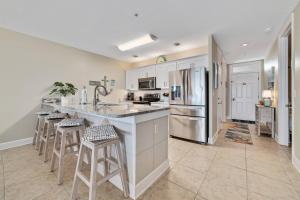 Η κουζίνα ή μικρή κουζίνα στο Regency Isle 1002