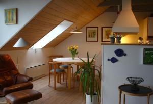 eine Küche und ein Esszimmer mit einem Tisch und Stühlen in der Unterkunft Vigen Apartments in Ebeltoft