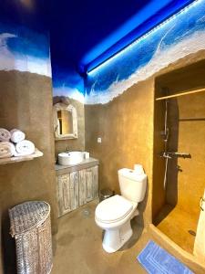 y baño con aseo y lavamanos. en Villa Zografos en Iraklia