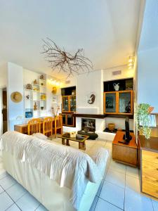 - un salon avec un canapé blanc et une table dans l'établissement Villa Zografos, à Iraklia