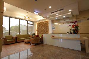 a lobby with a waiting area with couches and chairs at Silia Hostel in Ji'an