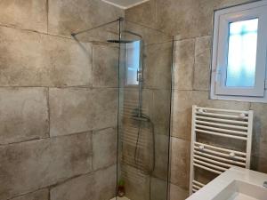 a shower with a glass door in a bathroom at Villa Le Thoronet - Piscine Jardin Barbecue Plancha 3 chambres - Nicolas in Le Thoronet