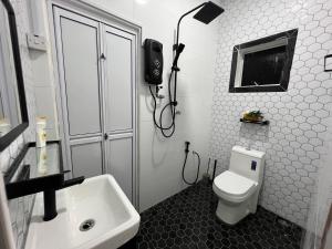 Un baño con un inodoro blanco y un lavabo. en RUMAH MAWAR by IMPIAN HOMESTAY KLIA-SALAK TINGGI-NILAI, en Sepang 35 fotos más