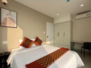 Un pat sau paturi într-o cameră la Khe Suites Serviced Apartment - Han River