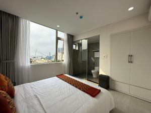 Un pat sau paturi într-o cameră la Khe Suites Serviced Apartment - Han River