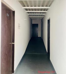 an empty corridor in an empty building with a hallwaygue at Hospedaje DJ in Buga