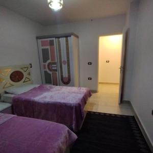 - une chambre d'hôtel avec 2 lits et une porte dans l'établissement مدينتى, à Madinaty