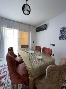 - une salle à manger avec une table et des chaises dans l'établissement مدينتى, à Madinaty