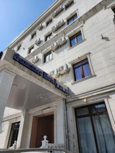 Un edificio con un cartel en el frente. en Summer Hotel, en Tashkent