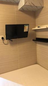 A television and/or entertainment centre at 富都賓館 Fu Dou Guest House