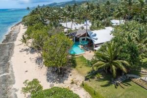 una vista aérea de una casa en la playa en The Jewel of The Coral Coast, en Tangangge