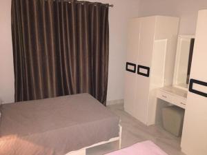 - une petite chambre avec un lit et une fenêtre dans l'établissement Lovely 3-bedroom vacation home -Marassi, à Alexandrie