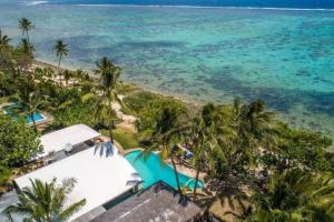 een luchtzicht op een strand met palmbomen en de oceaan bij The Jewel of The Coral Coast in Tangangge
