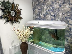 einem Aquarium auf einem Tisch in der Unterkunft ☆Igloo MagnoliaView Luxe Townhouse + Free Parking☆ in Leeds