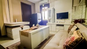Μια τηλεόραση ή/και κέντρο ψυχαγωγίας στο Tentram Apartment in Galeri Ciumbuleuit 2