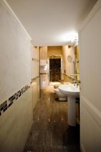 y baño con lavabo, aseo y espejo. en Guesthouse Coronari Courtyard, en Roma