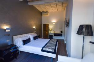 1 dormitorio con 1 cama blanca grande en una habitación en Guesthouse Coronari Courtyard, en Roma