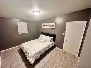 een kleine slaapkamer met een bed en een deur bij La casita Blanka in Las Cruces