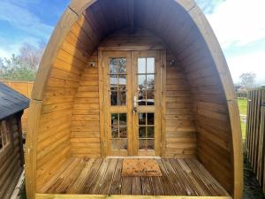 Φωτογραφία από το άλμπουμ του Bespoke Holiday Home With Private Pool And Hot Tub, Sleeps 8 Ref 34073P σε Kings Lynn