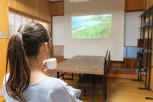 Televiisor ja/või meelelahutuskeskus majutusasutuses ふるシェアの家すさみ -Kumano Kodo-