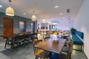 A restaurant or other place to eat at The Glomad Boutique Danang