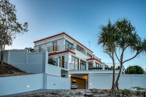 ein weißes Haus mit einer Palme davor in der Unterkunft Villa Sunshine - Spectacular ocean views minutes to the sand in Sunshine Beach