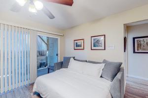 een slaapkamer met een bed en een glazen schuifdeur bij The Heart of Mission Valley in San Diego