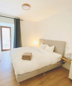 Un dormitorio con una cama blanca con una toalla. en Hotel Apartment with 2-en suite Bedrooms en Palma de Mallorca