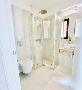 uma casa de banho com um chuveiro, um WC e um lavatório. em Hotel Apartment with 2-en suite Bedrooms em Palma de Maiorca