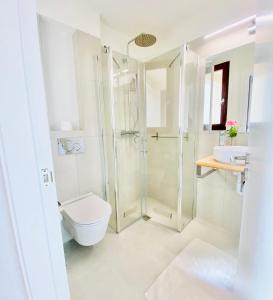 ein Badezimmer mit Dusche, Toilette und Waschbecken in der Unterkunft Hotel Apartment with 2-en suite Bedrooms in Palma de Mallorca