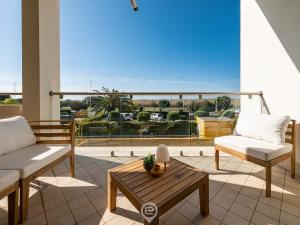 En balkon eller terrasse på Poetto Panoramic Apartment + 21 billeder