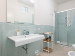 Et badeværelse på Poetto Panoramic Apartment