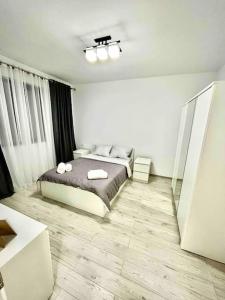 a bedroom with a bed with two towels on it at Apartament cu 2 camere Giroc in Giroc