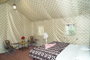 En eller flere senge i et værelse på FOREST ACRES CAMPS