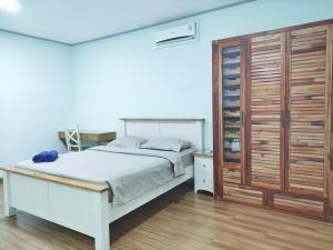 Postel nebo postele na pokoji v ubytování Urbanest Inn House TB Simatupang + 37 fotografií