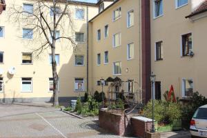 ein Gebäude mit einem Baum davor in der Unterkunft Hotel Kleinmünchen in Linz