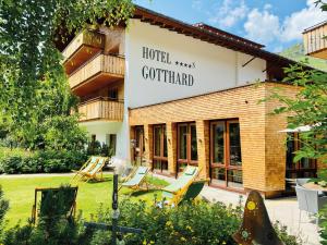 um hotel com espreguiçadeiras em frente a um edifício em Hotel Gotthard em Lech am Arlberg