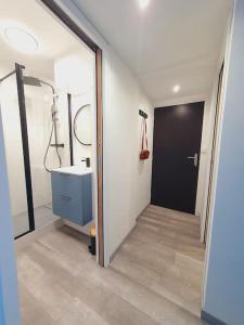 a bathroom with a sink and a mirror at Suite élégante Club Centre-ville Wifi Piscine - ROSSIconciergerie - Linge inclus in La Grande Motte