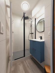 a bathroom with a blue sink and a shower at Suite élégante Club Centre-ville Wifi Piscine - ROSSIconciergerie - Linge inclus in La Grande Motte