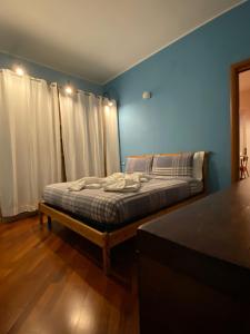 a bedroom with a bed in a room with blue walls at La piccola terrazza in Bari