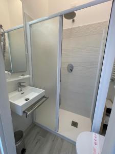ein Bad mit einer Dusche und einem Waschbecken in der Unterkunft Hotel Deutsche Familien in Finale Ligure